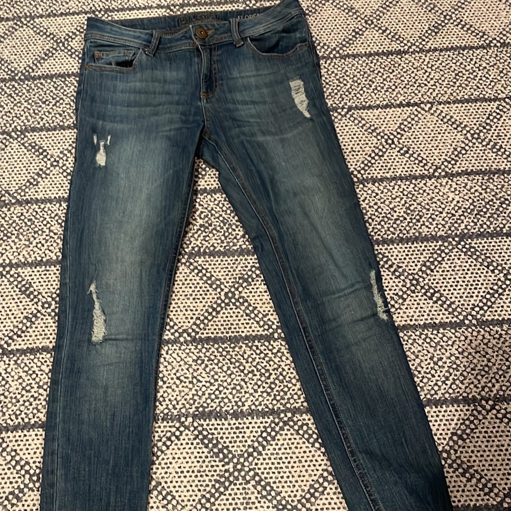 EUC. DL1961 distressed skinny jeans. Size 26.